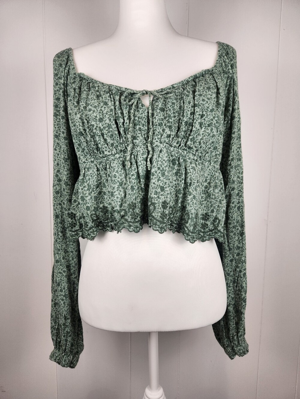 Hollister Crop Top Large Green Dainty Floral Long Sleeve Romantic Peasant Eyelet